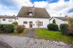 Blick auf das freistehende Einfamilienhaus