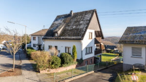 Seitlicher Blick auf das Haus und die Balkone