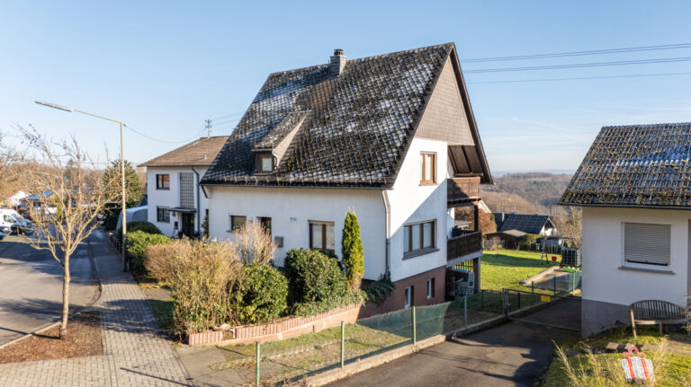 Seitlicher Blick auf das Haus und die Balkone