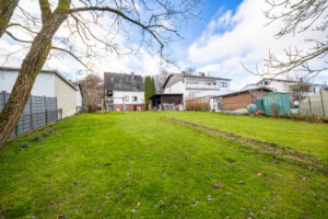 Blick vom Garten auf das Haus