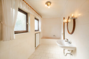 Badezimmer mit Dusche und Wanne