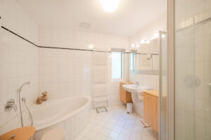 Badezimmer mit Dusche und Eckbadewanne