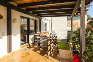 Überdachte Terrasse EG