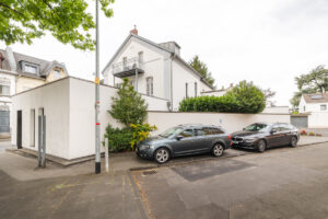 Blick auf das Gebäude - Seitenstraße