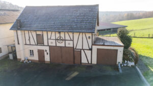 Blick auf Scheune + Garage