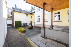 Hof zum Haupt- und Nebeneingang