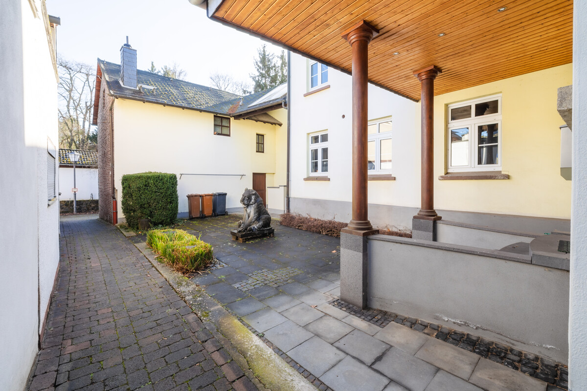 Hof zum Haupt- und Nebeneingang