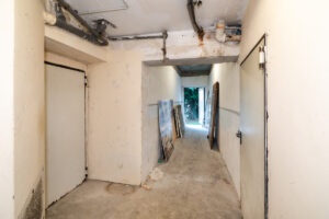Flur im Keller zu den Kellerräumen