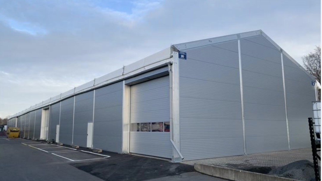 Fläche vor der Halle