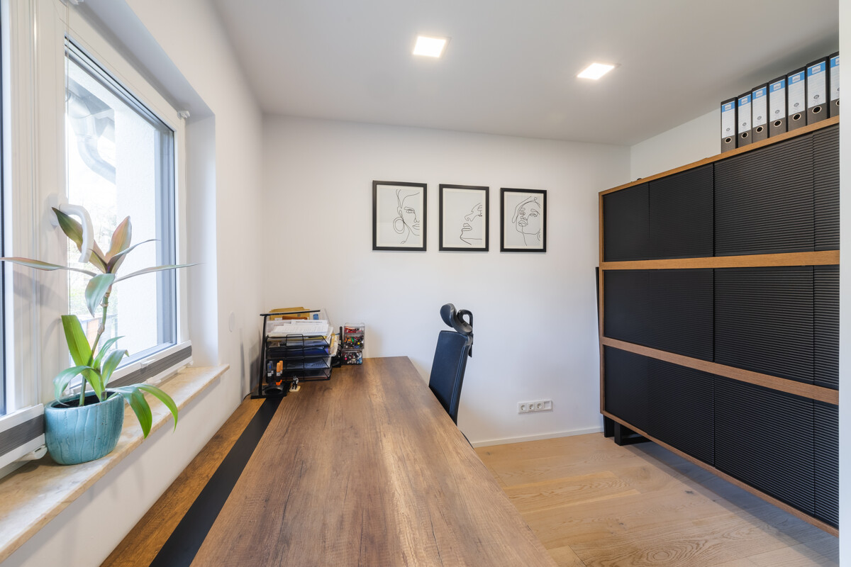 Zimmer/Büro im Erdgeschoss