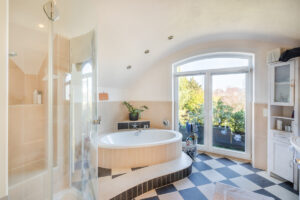 Badezimmer im Dachgeschoss