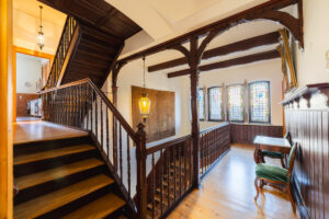 Historische Podesttreppe mit originalen Holzdetails