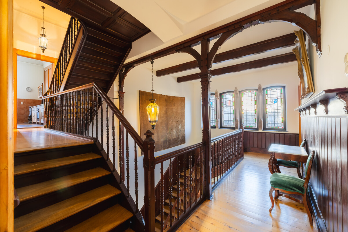 Historische Podesttreppe mit originalen Holzdetails