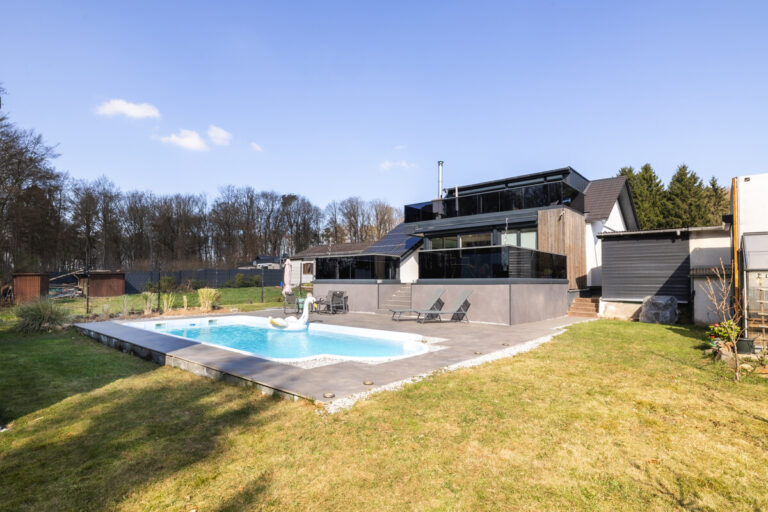 Blick aus dem Garten auf den Pool