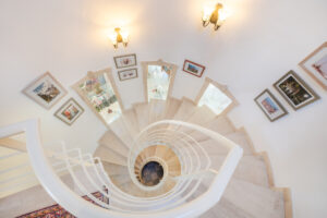 Natursteintreppe zu den Wohngeschossen