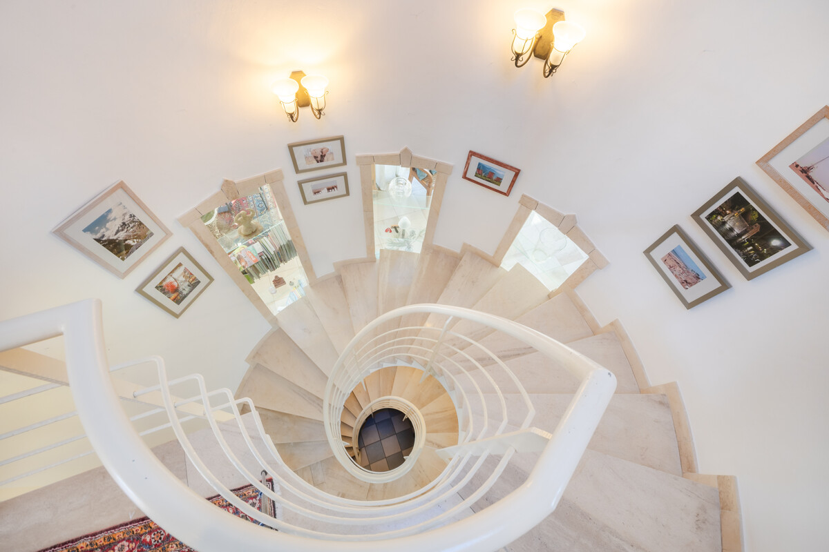 Natursteintreppe zu den Wohngeschossen