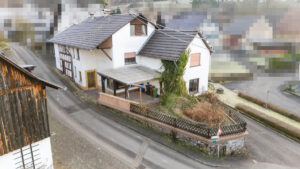 Blick auf Wohnhaus mit Anbau
