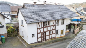 Blick auf das Fachwerkhaus mit Anbau
