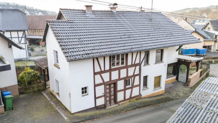 Blick auf das Fachwerkhaus mit Anbau
