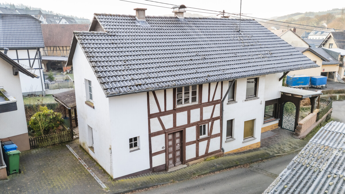 Blick auf das Fachwerkhaus mit Anbau