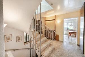 Treppe zum Obergeschoss
