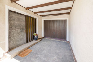 Eingang mit Garage