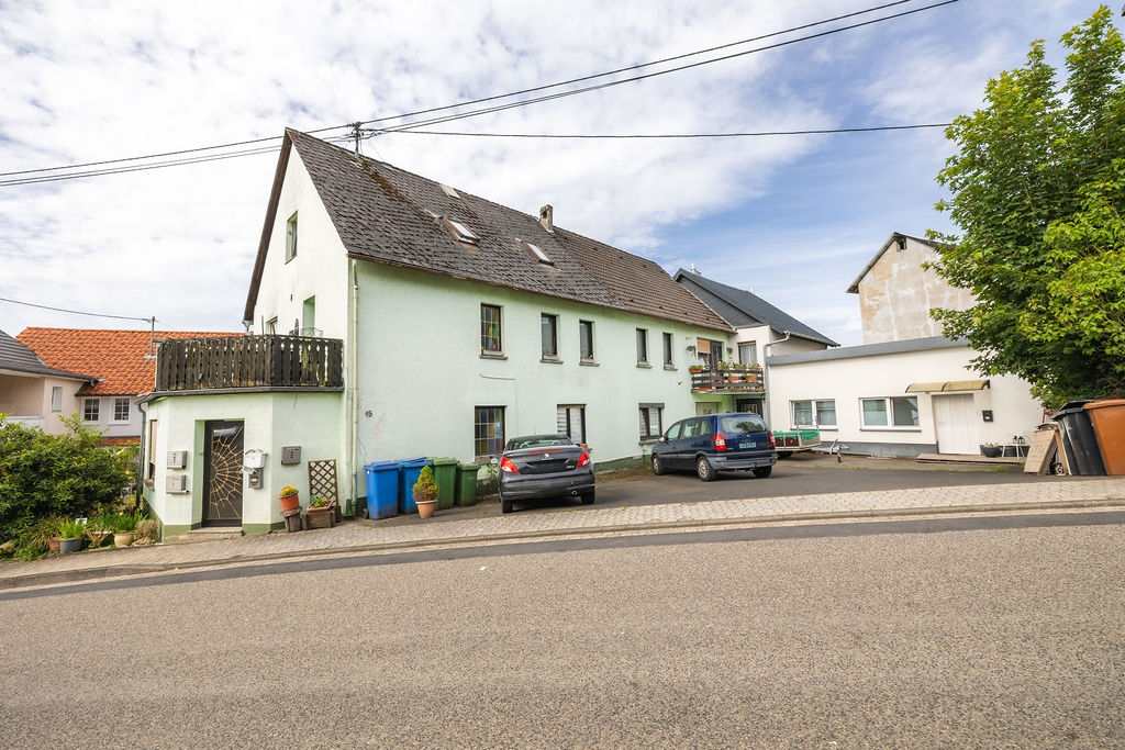 Eingang mit Stellplätzen