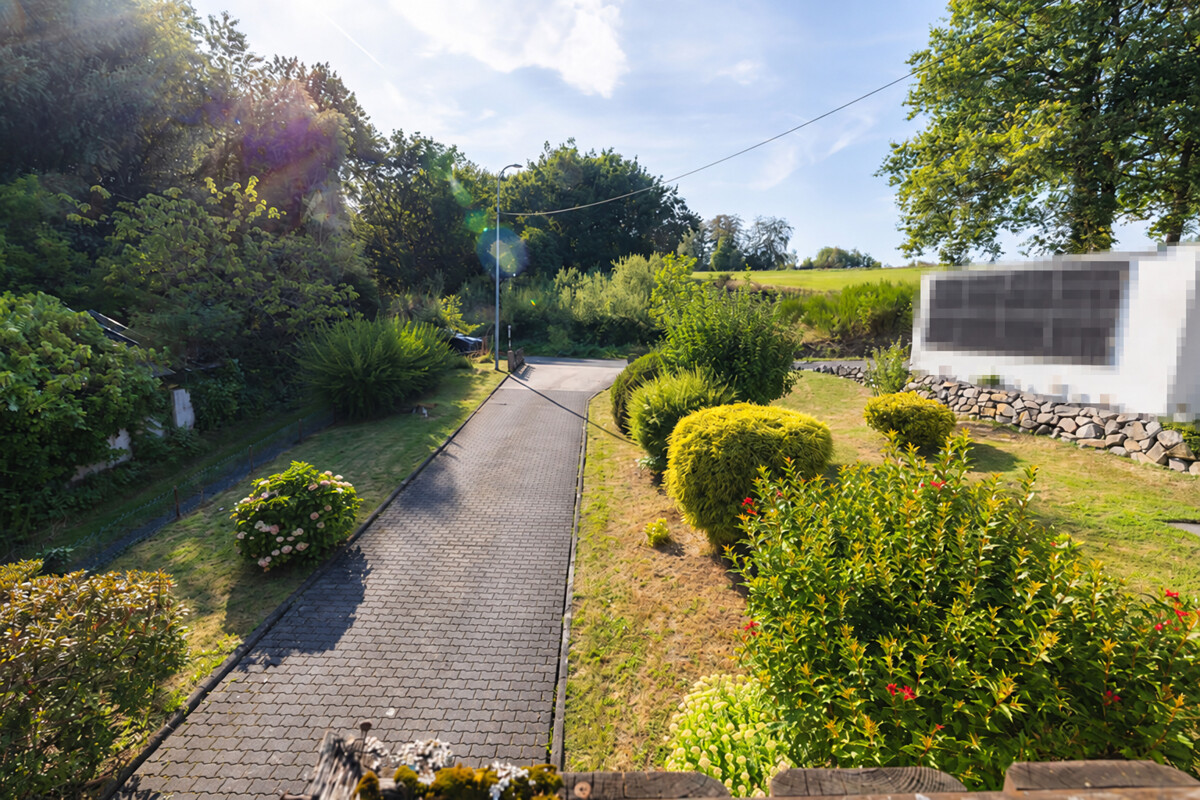 Zufahrt zu Haus und Garage