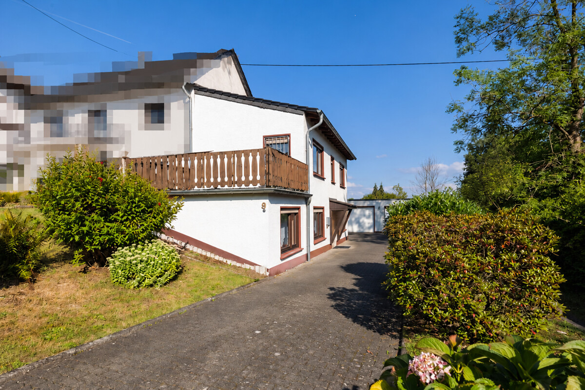 Zufahrt zu Haus und Garage