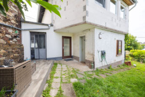 Rückseite mit Terrasse