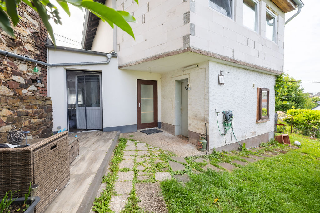 Rückseite mit Terrasse