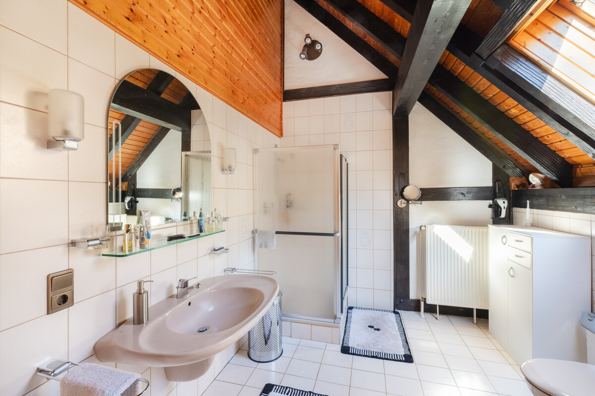 Badezimmer im DG
