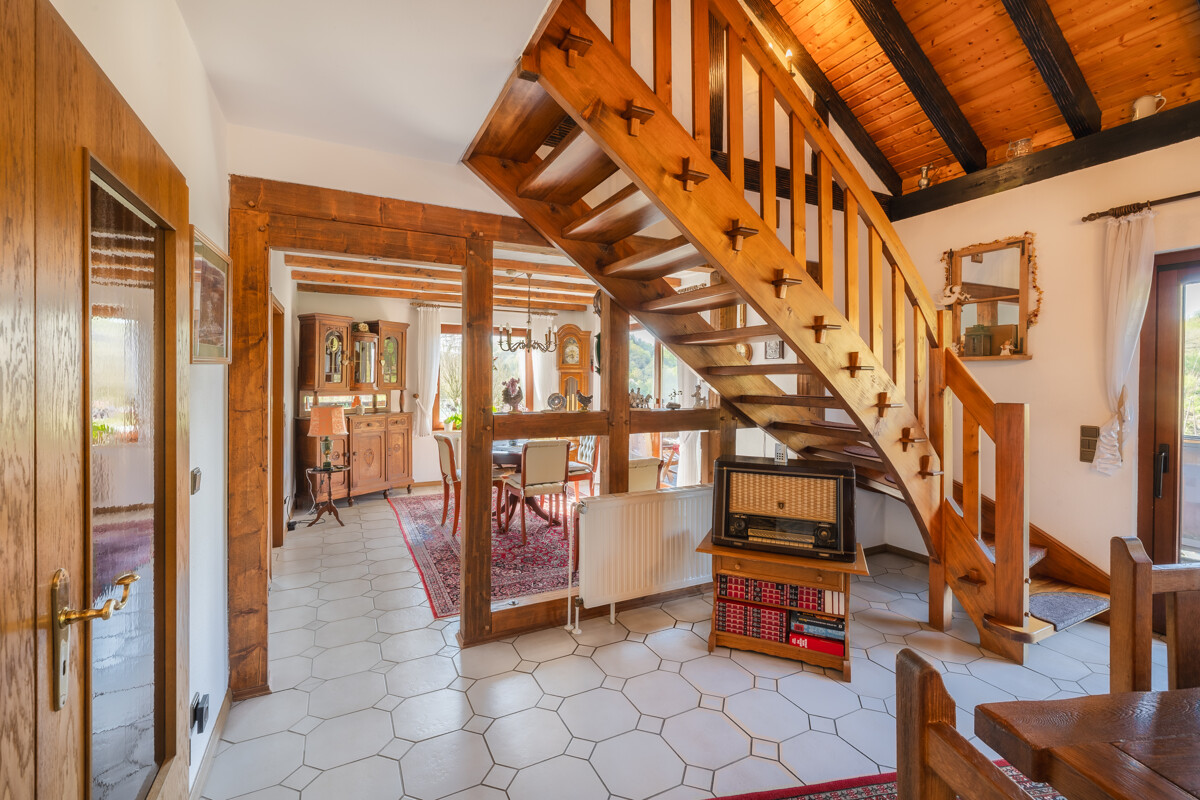 Wohnzimmer mit offener Treppe zum DG